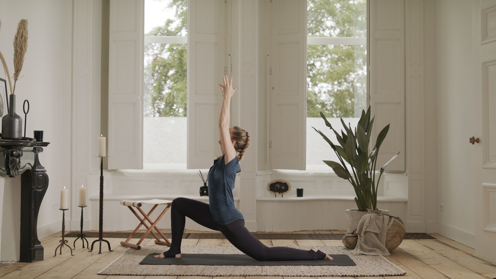 Yoga etter jobb for å tilbakestille skader fra skrivebordet Yoga etter jobb for å tilbakestille skader fra skrivebordet